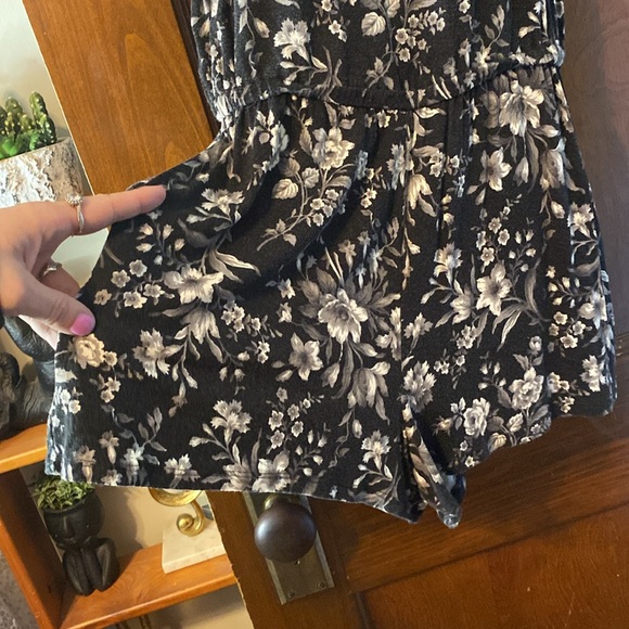 American Eagle soft & sexy black and grey floral romper with pockets ๐๐๐ - Picture 3 of 12